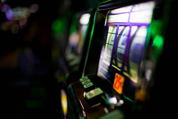 Dealer hands and card dealing mechanics at Bandar Poker table